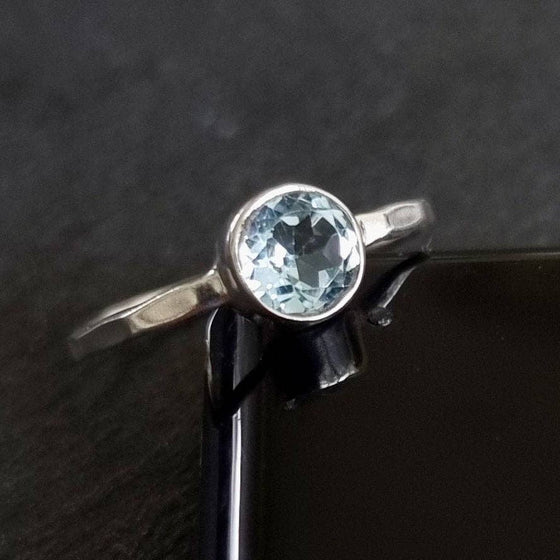 Solitaire 6mm Round Blue Topaz Ring | Hammered 925 Silver