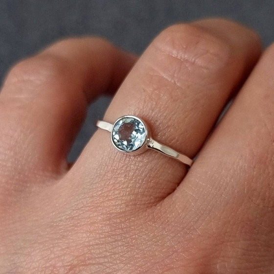 Solitaire 6mm Round Blue Topaz Ring | Hammered 925 Silver