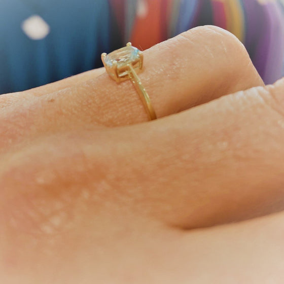 Aquamarine Gemstone & 9ct Gold Ring