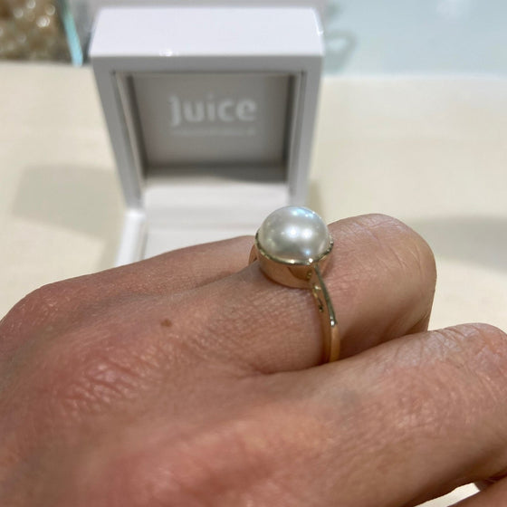 Cultured Pearl Ring set in 9ct Yellow Gold